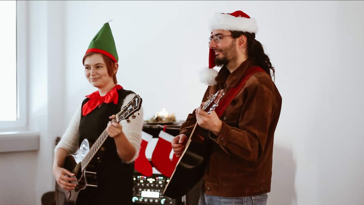 Easy Christmas Songs To Play On Guitar In