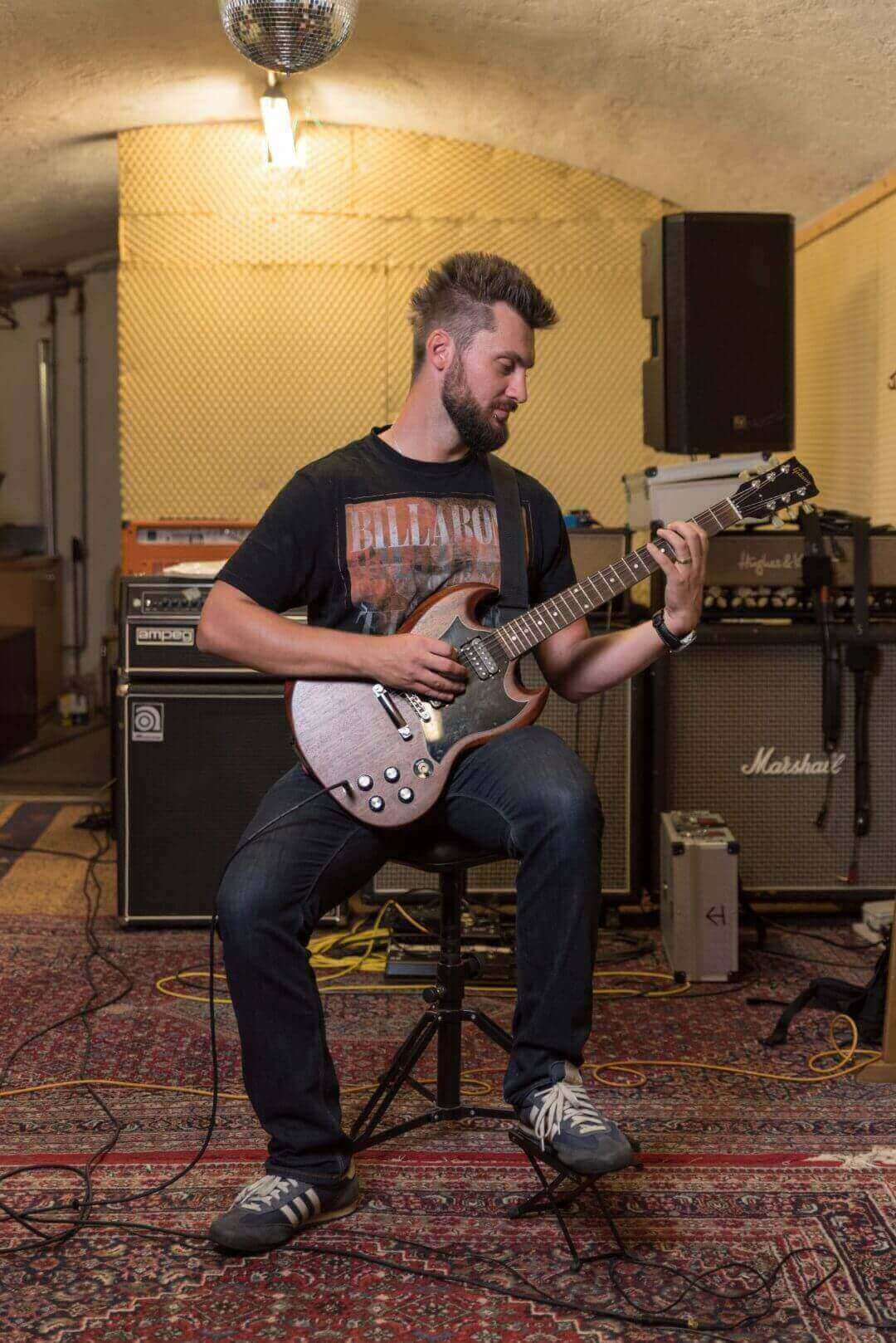 Proper electric guitar posture