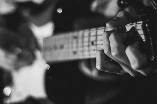 6 Mistakes That You Probably Make When Playing Guitar
